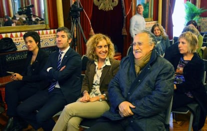 Desde la derecha, Azkuna; la presidenta de Eudel, Ibone Bengoetxea; Josu Urrutia, y Yolanda Muñoz, responsable de la Fundación Gizagune, en el Ayuntamiento bilbaíno.