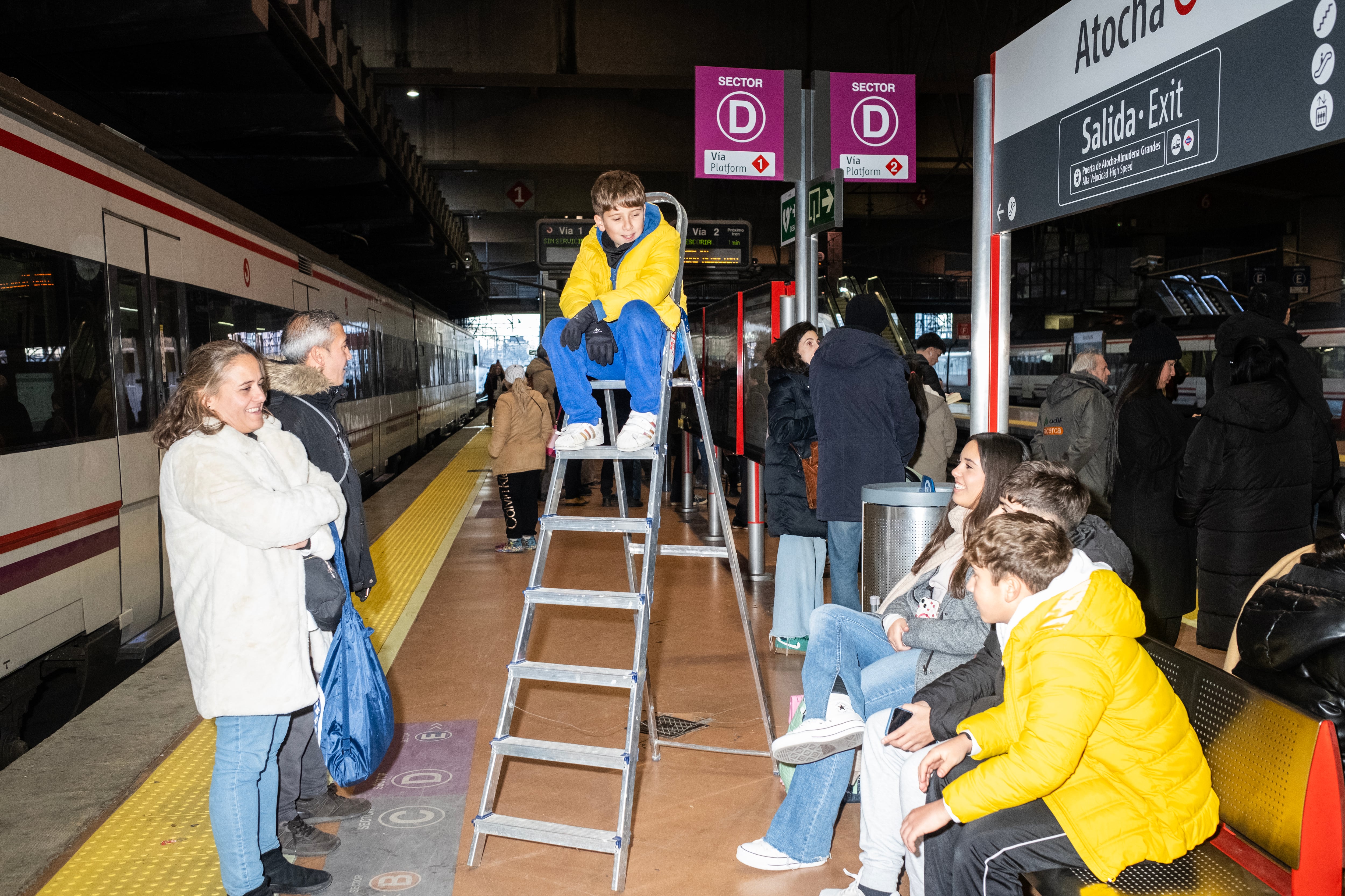 La familia Arbizu con su escalera en la estación de Atocha esperando al frente para ir a la cabalgata de Madrid.
