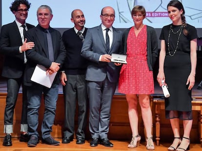 Desde la izquierda, Raphael Zagury-Orly, Robert Maggiori, Joseph Cohen, Jean-Sébastien Gérondeau, Marie Garrau —ganadora del premio 2019 de los Encuentros Filosóficos de Mónaco— y Carlota Casiraghi, en Mónaco. 