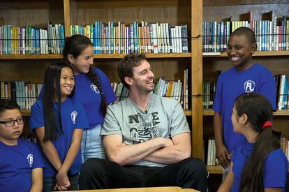 Pau Gasol, junto a unos niños en el colegio Rosemont Avenue, en Los Ángeles (California, EEUU), donde rodó un anuncio para la ONG MySafeLA, dedicada a la prevención de incendios y a la respuesta ante los terremotos