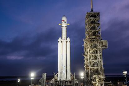 Fotografía de SpaceX, donde aparece el cohete Falcon Heavy, de 70 metros de alto y con capacidad para transportar más de 66 toneladas, montado en la plataforma LC-39A del Centro Espacial John F. Kennedy de la NASA en Cabo Cañaveral, Florida (EE.UU.).