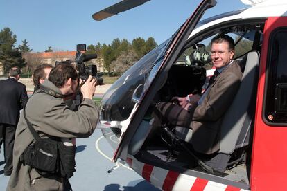 El consejero de Presidencia e Interior, Francisco Granados, en un helicóptero de las nuevas patrullas aéreas en la Academia de la Policía Local de Madrid. 22 de febrero de 2008.