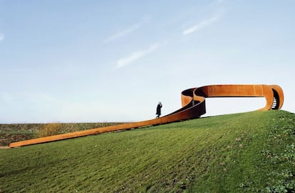 <b>THE ELASTIC PERSPECTIVE, CARNISSELANDE, ROTTERDAM (HOLANDA) / NEXT ARCHITECTS. </b>Un mirador-escalera de acero oxidado para ver Rotterdam (Holanda). Su nombre, La Perspectiva Elástica, hace referencia a la figura que inspiró el proyecto: la cinta de Moebius (se consigue uniendo los dos extremos de una tira de papel después de dar media vuelta a uno de ellos). Donde la parte superior se convierte en inferior el paseo se acaba.