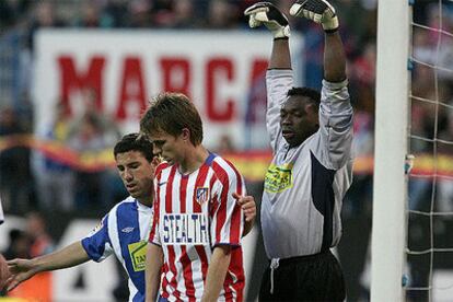 Kameni señala a Gronkjaer y a Maxi Rodríguez antes del lanzamiento de un saque de esquina.