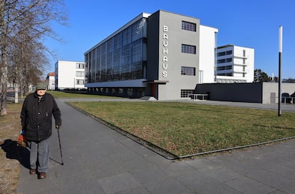 Un hombre pasa por el edificio Bauhaus, diseñado por el arquitecto Walter Gropius entre 1925 y 1926, para la Escuela de Arte, Diseño y Arquitectura de la Bauhaus. En Dessau, Alemania, el 5 de marzo de 2022.