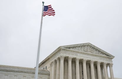 FILE PHOTO: The U.S. Supreme Court is seen in Washington, U.S., June 11, 2018. REUTERS/Erin Schaff/File Photo