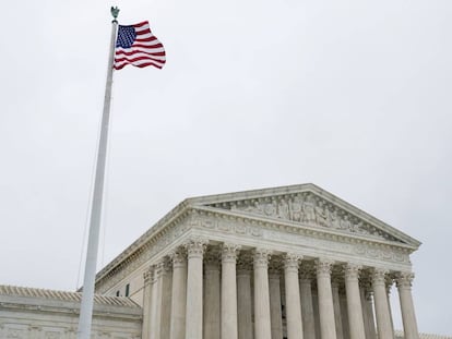 FILE PHOTO: The U.S. Supreme Court is seen in Washington, U.S., June 11, 2018. REUTERS/Erin Schaff/File Photo