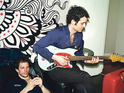<b>Pete Robertson probando su guitarra en el camerino de la sala londinense Electric Ballroom</b>