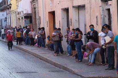 Decenas de personas hacen fila para pedir el seguro de desempleo en Mérida.