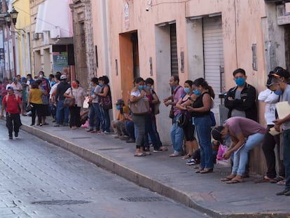 Decenas de personas hacen fila para pedir el seguro de desempleo en Mérida.