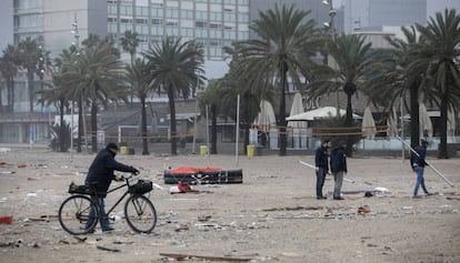 La playa del Somorrostro, en Barcelona, afectada por el temporal.