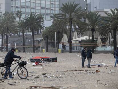 La playa del Somorrostro, en Barcelona, afectada por el temporal.