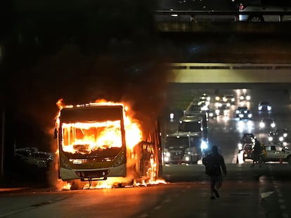 Seguidores de Jair Bolsonaro incendian vehículos en Brasilia la tarde de este lunes.