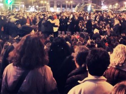 Cerca de mil personas se concentran en la Puerta del Sol para exigir una reacción del Gobierno
