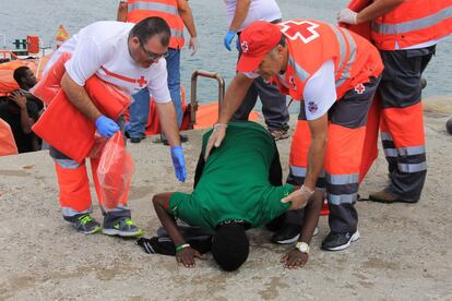 Un inmigrante subsahariano besa el suelo a su llegada a Tarifa.