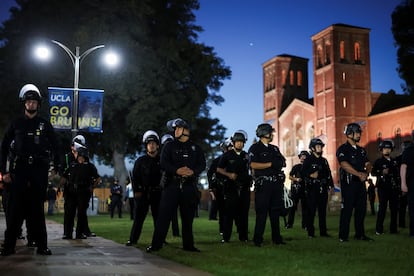 Policías se preparan para entrar al campamento y desalojarlo por la fuerza, en el campus de la UCLA, al caer la noche del 1 de mayo.