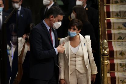 El presidente del Gobierno, Pedro Sánchez, conversa con la portavoz del Gobierno, Isabel Rodríguez, a su llegada al hemiciclo del Congreso, en abril de 2022.