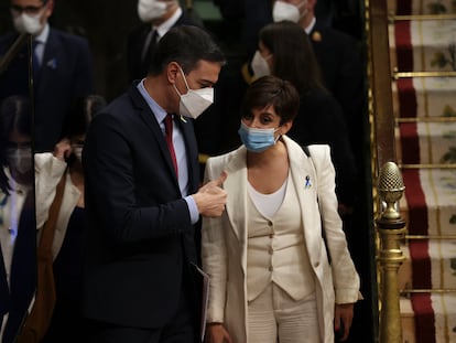 El presidente del Gobierno, Pedro Sánchez, conversa con la portavoz del Gobierno, Isabel Rodríguez, a su llegada al hemiciclo del Congreso, en abril de 2022.