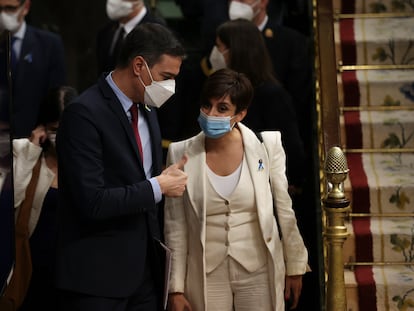 El presidente del Gobierno, Pedro Sánchez, este martes, con la portavoz del Gobierno, Isabel Rodríguez, en el Congreso.