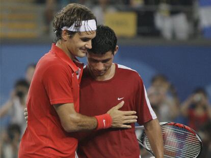 Roger Federer abraza a Rafael Arévalo tras el partido de ayer.