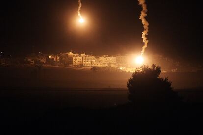 Imagen de un ataque de las fuerzas israelíes contra Gaza tomada desde el norte de la frontera.