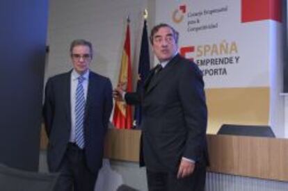 El presidente del Consejo Empresarial para la Competitividad (CEC), César Alierta, junto con el presidente de la CEOE, Juan Rosell,