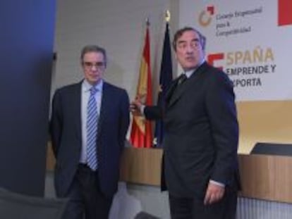 El presidente del Consejo Empresarial para la Competitividad (CEC), C&eacute;sar Alierta, junto con el presidente de la CEOE, Juan Rosell,