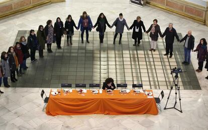 L'artista Nieves Correa, durant la 'performance' 'Dies de vi i roses' en homenatge a totes les víctimes de violència masclista, celebrada a Centro-Centro, a l'Ajuntament de Madrid.