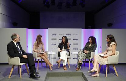 De izquierda a derecha: Miguel Jiménez, director de CincoDías; Alicia Muñoz Lombardía, directora de gobierno, regulación y privacidad de Santander; Noelle Cajigas, socia responsable de mercados y de 'capital markets' de KPMG; Olga Sánchez, CEO de Axa, y Ruth Díaz, directora de 'consumer business' de Amazon.es