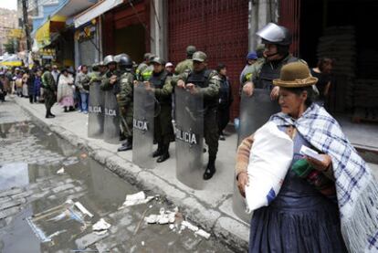 Una mujer acarrea un saco de azúcar comprado en una tienda estatal, ayer en La Paz.