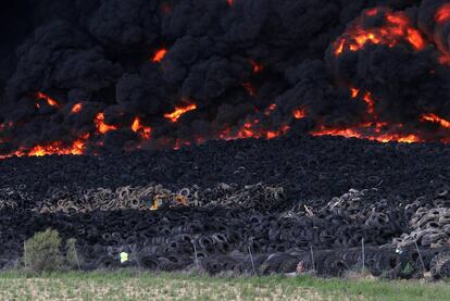 El incendio del macrovertedero en pleno apogeo.