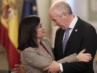 La ministra de Política Territorial y Función Pública, Carolina Darias, y el consejero de Gobernanza Pública y Autogobierno y portavoz del Gobierno vasco, Josu Erkoreka, se abrazan tras su reunión en Madrid.