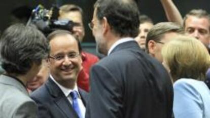 El presidente francés Francois Hollande, junto con Mariano Rajoy y Angela Merkel