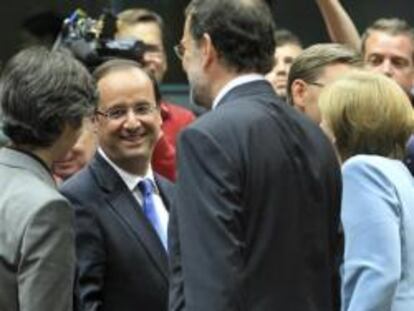 El presidente francés Francois Hollande, junto con Mariano Rajoy y Angela Merkel