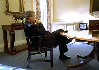 Bush sigue por televisión la comparecencia de Powell ante la ONU en la que presentó presuntas pruebas contra el régimen de Sadam Husein.