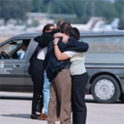 Los familiares de las 38 personas fallecidas en el accidente aéreo ocurrido el viernes cerca de Melilla recibieron ayer los féretros de sus difuntos. Hoy se celebrará el funeral ecuménico, presidido por los duques de Lugo.