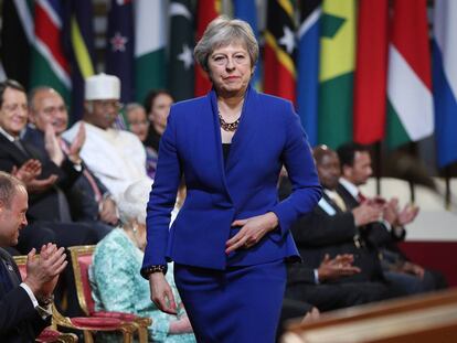 Theresa May, ante algunas banderas de la Commonwealth.
