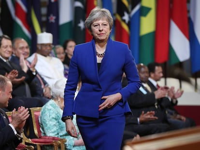 Theresa May, ante algunas banderas de la Commonwealth.