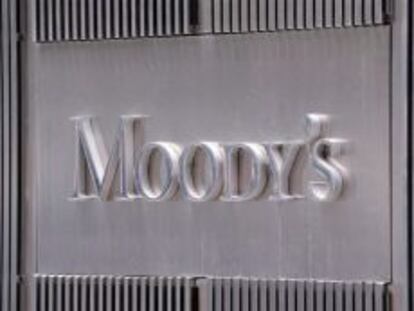 En la imagen, logo de la agencia de calificaci&oacute;n Moody&#039;s en la fachada de su sede en Nueva York (EEUU).