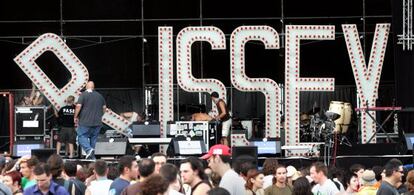 Operarios desmontan el escenario en el que iba actuar Morrissey el 8 de agosto de 2004, minutos antes de anunciar la suspensión de su concierto en el FIB.