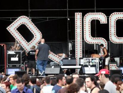 Operarios desmontan el escenario en el que iba actuar Morrissey el 8 de agosto de 2004, minutos antes de anunciar la suspensi&oacute;n de su concierto en el FIB.