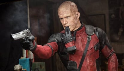 Ryan Reynolds mientras interpreta a su personaje Deadpool.