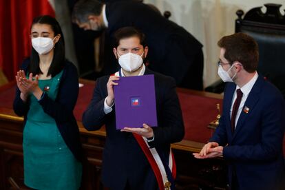 El presidente de Chile, Gabriel Boric, recibe el nuevo borrador de constitución de manos de la presidenta de la Convención Constituyente, María Elisa Quinteros, y el vicepresidente, Gaspar Domínguez, el 4 de julio de 2022, en Santiago de Chile.