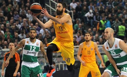 Navarro penetra, observat per Calathes i Feldeine.