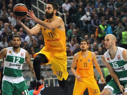 Navarro penetra, observat per Calathes i Feldeine.