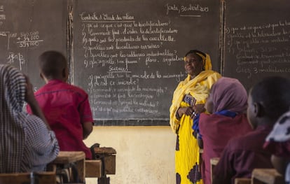 Una profesora imparte la lección en una de las aulas de la escuela Banifandou III. La responsable del centro agradece la implicación de la asociación de padres y madres para conseguir traer la electricidad al centro de titularidad pública que, a pesar de encontrarse en la capital, Niamey, ha estado durante 10 años sin corriente eléctrica.