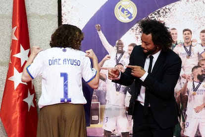  La presidenta de la Comunidad de Madrid, Isabel Díaz Ayuso, tras recibir una camiseta con su nombre de manos del capitán del Real Madrid, Marcelo Vieira.