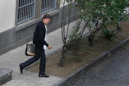 Eufemiano Fuentes, saliendo del ambulatorio en el que trabaja en diciembre de 2010.