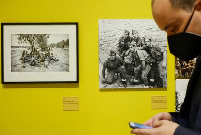 Un hombre en la muestra ‘Berlanguiano. Luis García Berlanga (1921-2021)", que se puede Ver en B0mbas Gens, en la Fundació Per Amor de Valencia hasta el 12 de junio de 2022.