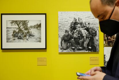 Un hombre en la muestra ‘Berlanguiano. Luis García Berlanga (1921-2021)", que se puede Ver en B0mbas Gens, en la Fundació Per Amor  de Valencia hasta el 12 de junio de 2022.